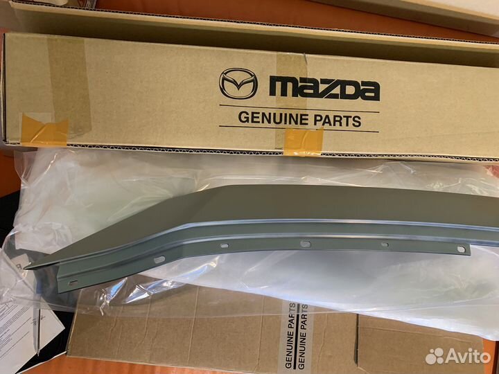 Накладка решетки радиатора Mazda оригинал