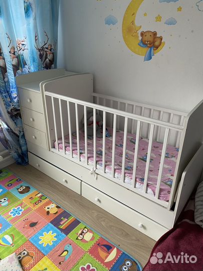 Детская кроватка с маятником