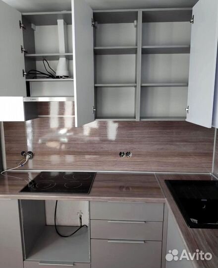 Кухни на заказ с удобными полками