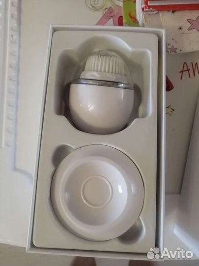 Электрическая щетка для очищения лица и тела