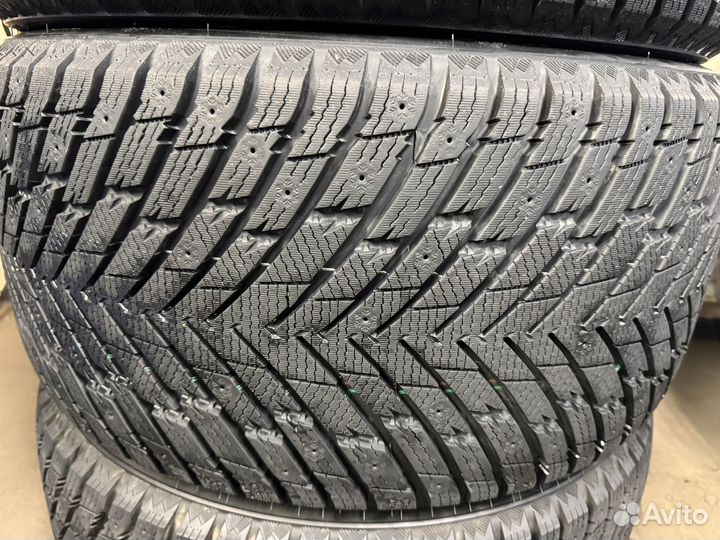 Roadmarch Winter XPro Studs 69 275/40 R21 и 315/35 R21 107T