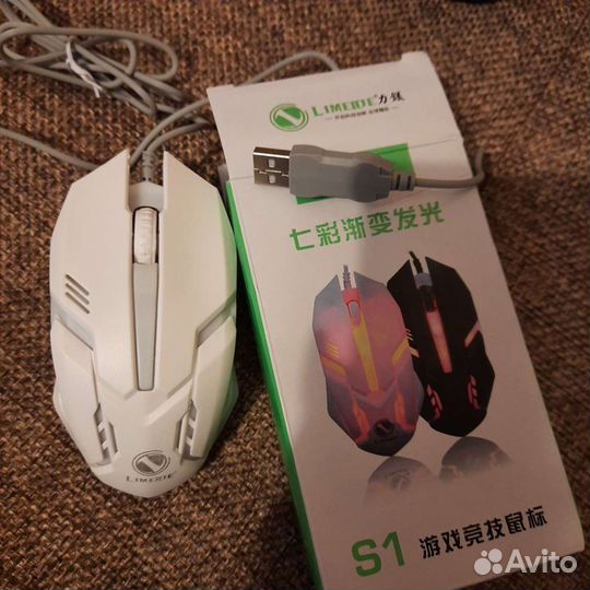 Компьютерная мышка хвостатая черная и белая