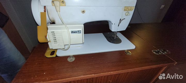 Швейная машина Чайка 142м