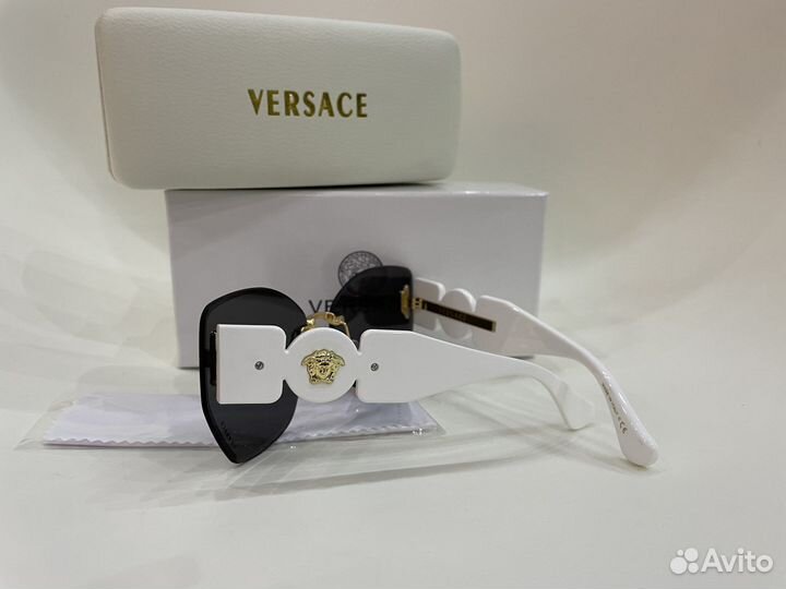 Солнцезащитные очки Versace