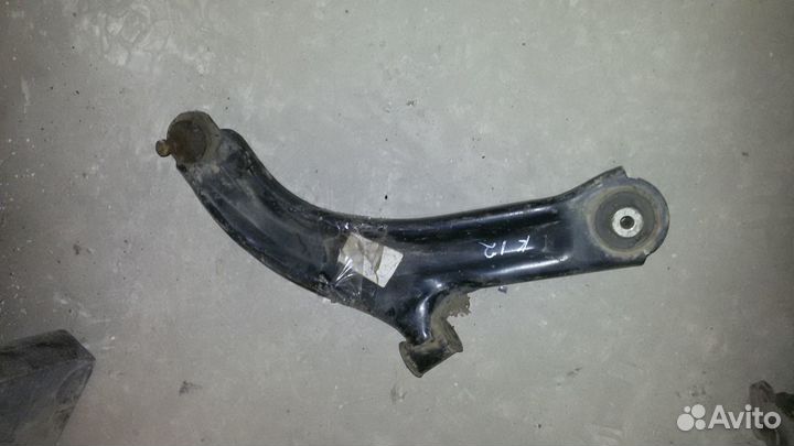 Ниссан микра К 12 рычаг