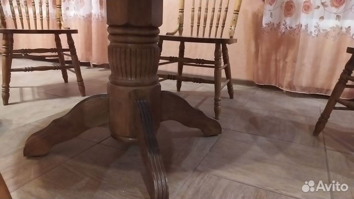 Стол и дубовые стулья
