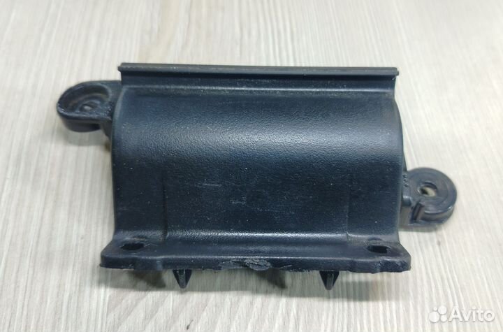 Крепление подлокотника Toyota Corolla E120