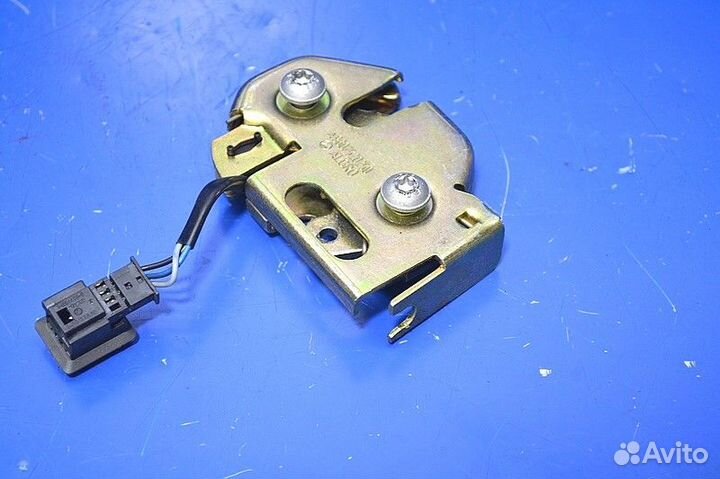 Замок люка бокового ящика кабины, левый mercedes-b