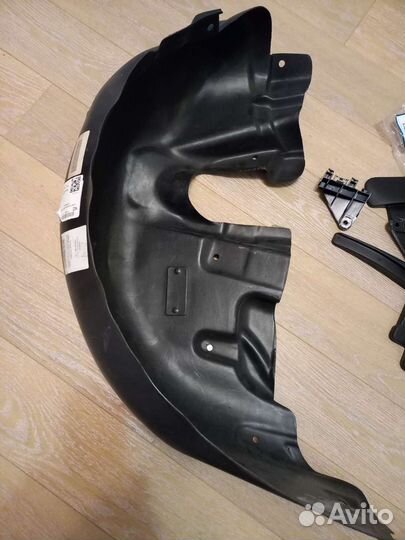 На Тойота королла 2014 г.в подкрылок брызговики