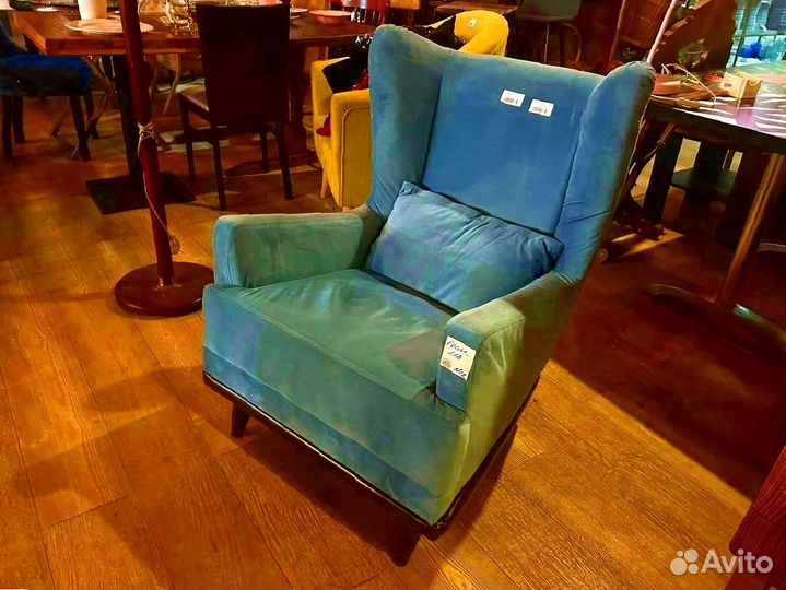 Кресло голубое из велюра