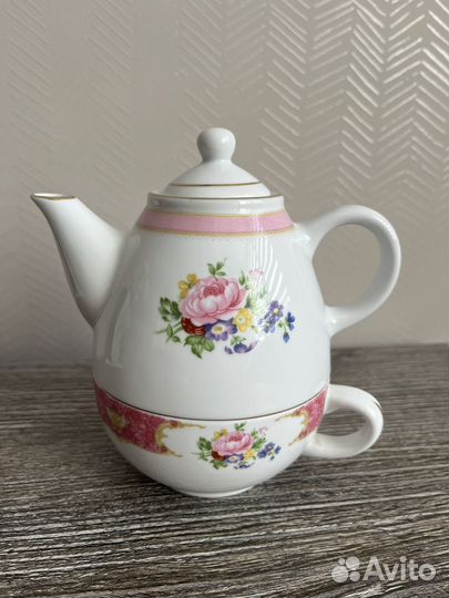 Заварочный чайник с чашкой, кофейные чашки