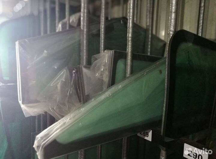 Стекло правое форточка на Bucher CityCat 1000