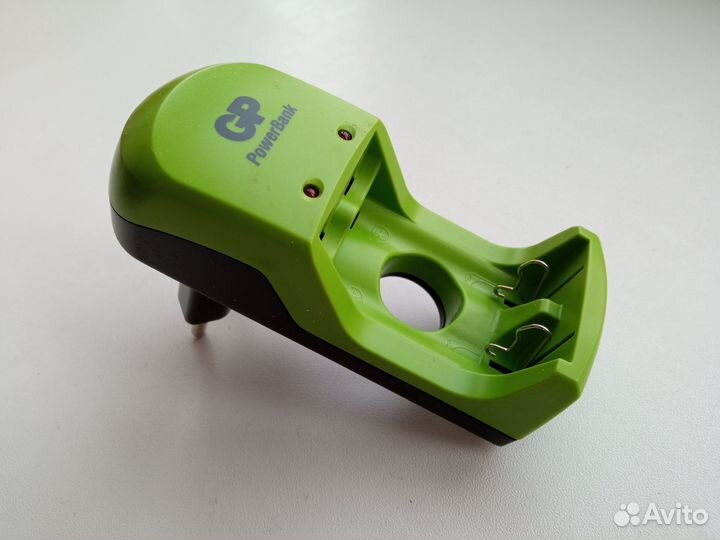 Зарядник GP для 2 аккумуляторов, почти новый