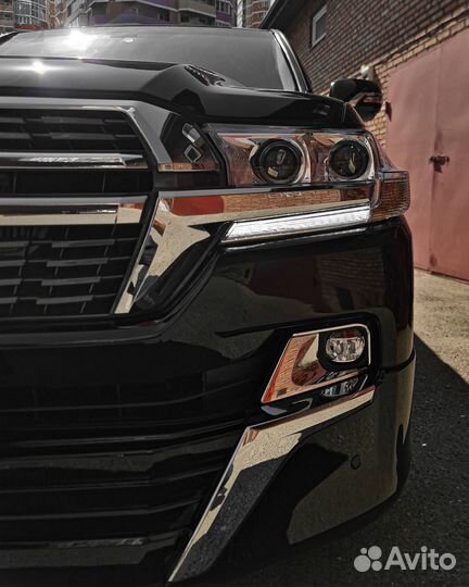 Решетка радиатора Toyota Land Cruiser 200