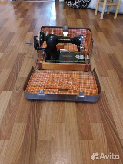 Швейная машина ретро
