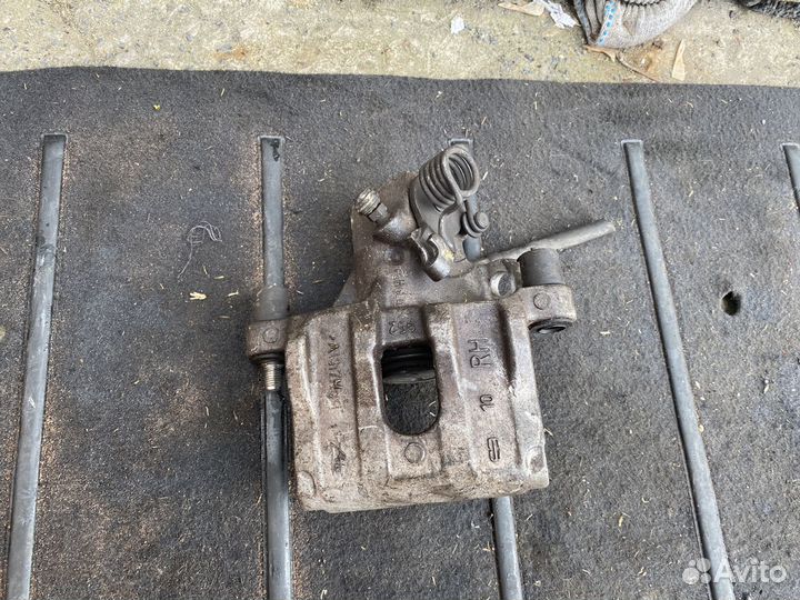 Суппорт задний правый Ford Focus 2