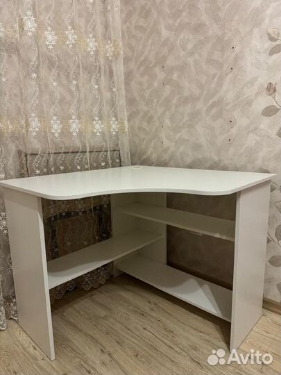 Угловой письменный стол