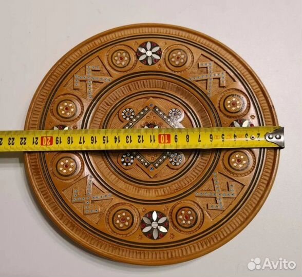 Старинная декоративная резная тарелка со стразами