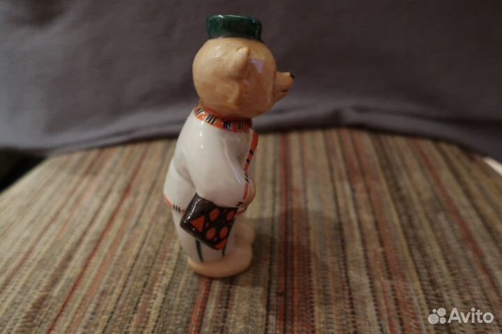 Фарфоровая статуэтка Медведь с балалайкой.Сысерть