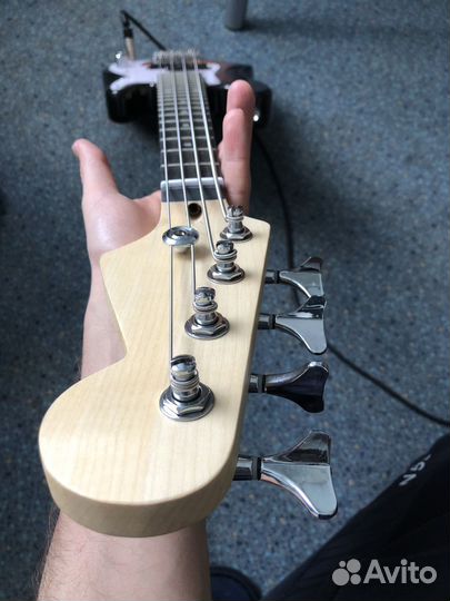 Бас гитара размером с обычную