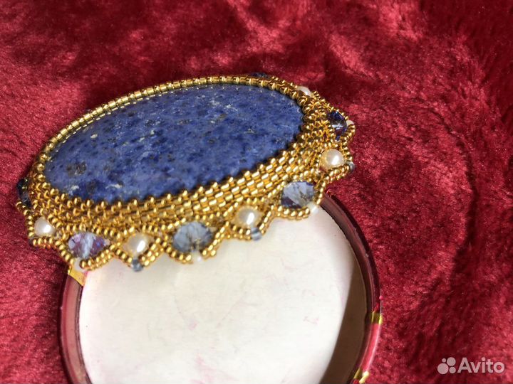 Брошь с натуральным камнем дьюмортьерит