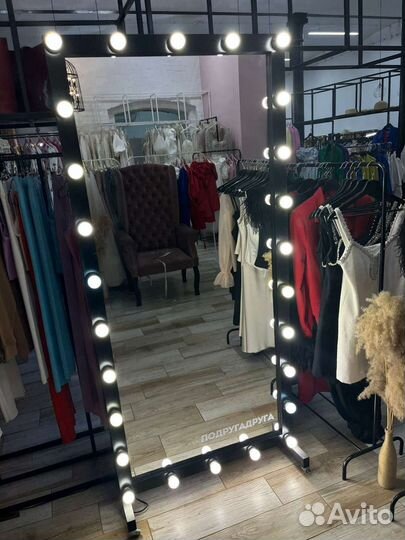 Зеркало с подсветкой на колесиках