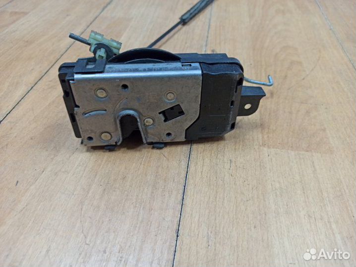 Замок двери передний левый Opel Zafira B минивэн