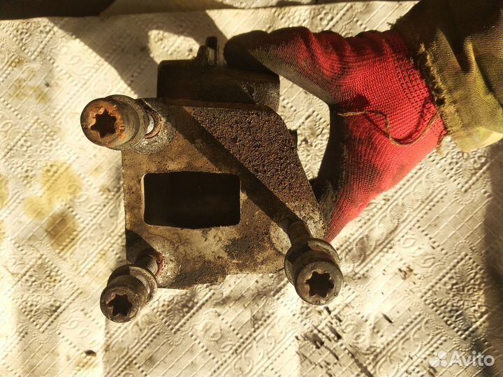 Кронштейн двигателя Peugeot 407 1.8-2.0