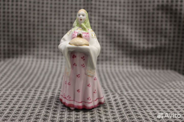Фарфоровая статуэтка 