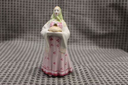 Фарфоровая статуэтка 