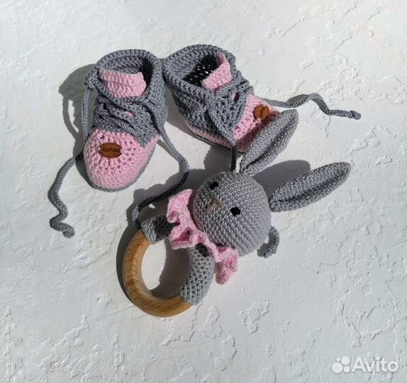 Вязаные пинетки, погремушка. Набор на выписку
