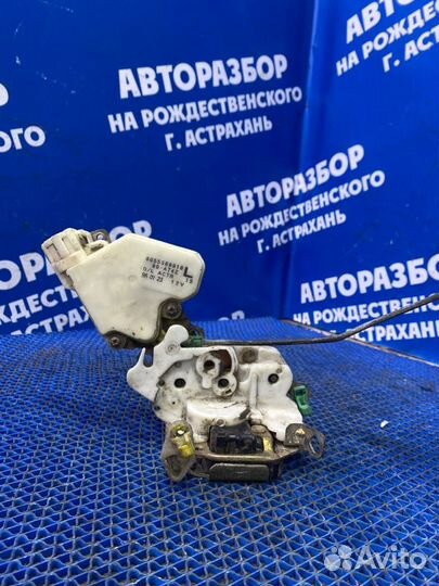 Передний левый замок двери Nissan Almera N15 седан