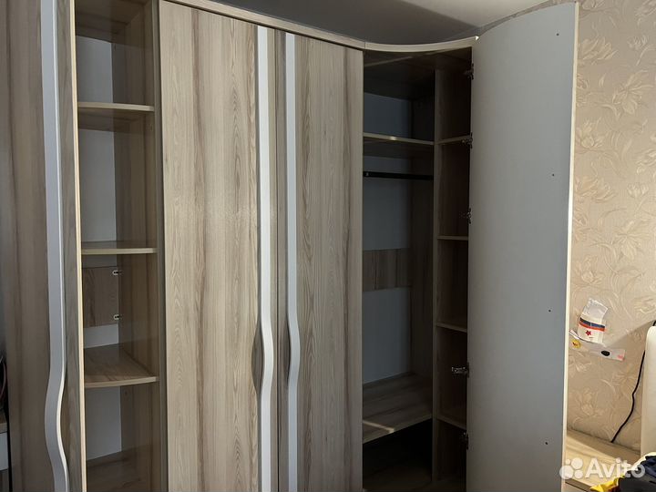 Шкаф платяной