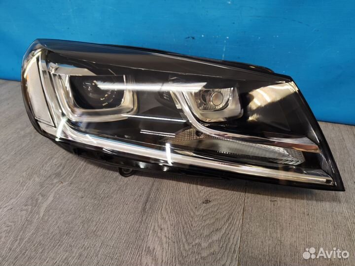 Фара правая Volkswagen Touareg 2014-2018