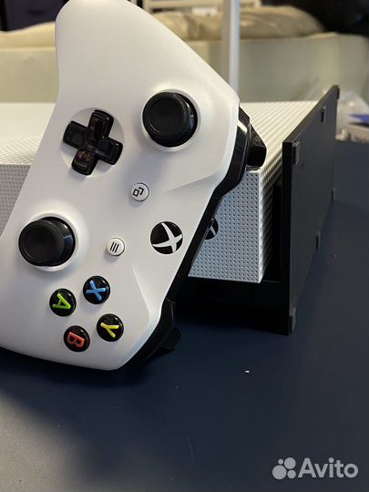 Xbox One S 500Gb + Вертикальная подставка