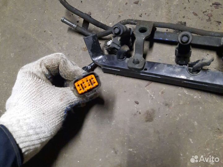 Топливная рампа mazda 323 BA 1.5