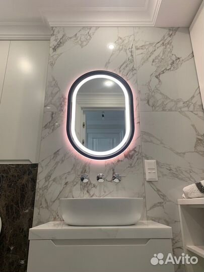 Зеркало в черной раме с подсветкой капсула