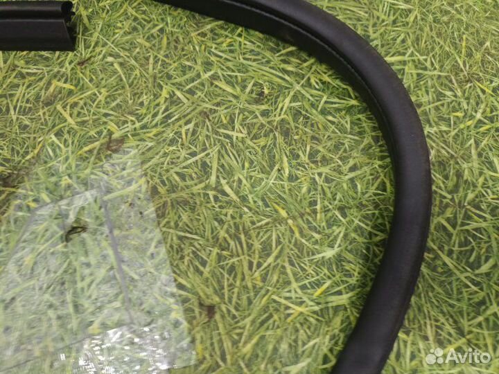 Уплотнительная резинка боковой двери передняя
