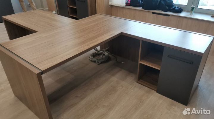 Стол руководителя с тумбой+приставка