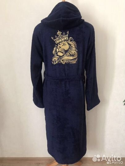 Махровый халат с капюшоном и вышивкой
