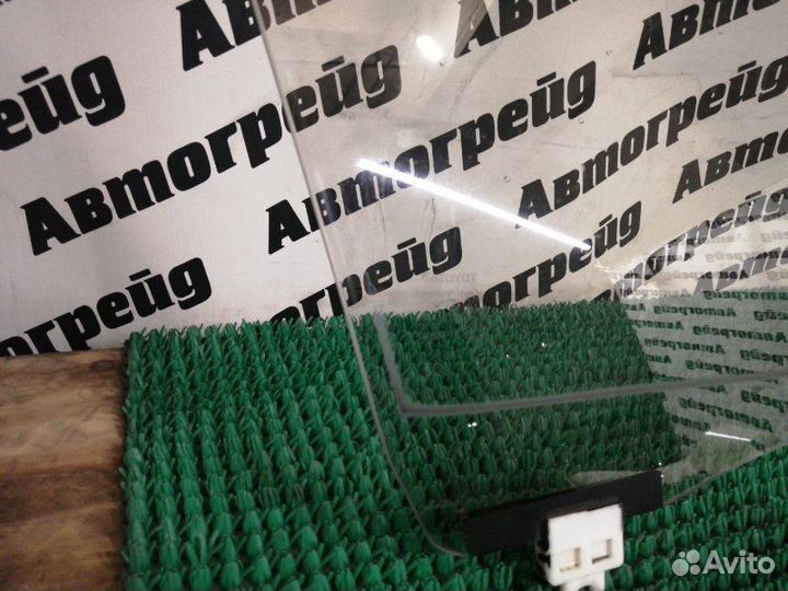 Стекло боковое переднее правое Toyota Corolla