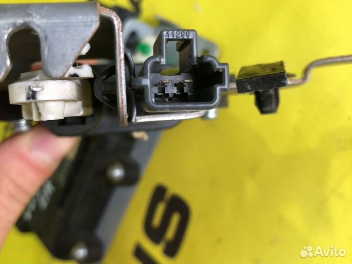 Актуатор электрозамка задней двери Toyota Voxy