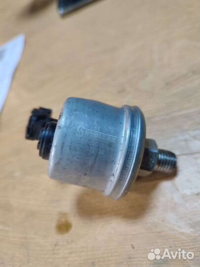 Датчик давления масла Mercedes-benz w124 m111 2.2