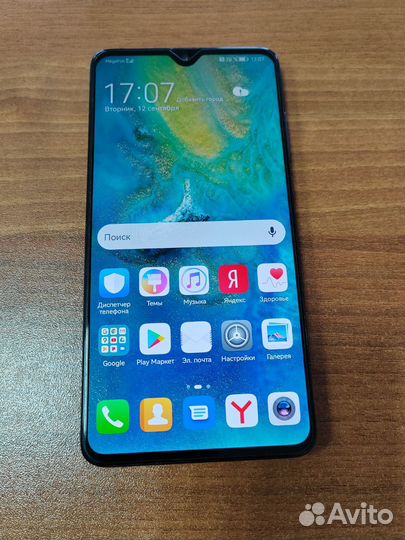 Телефон Huawei Mate 20