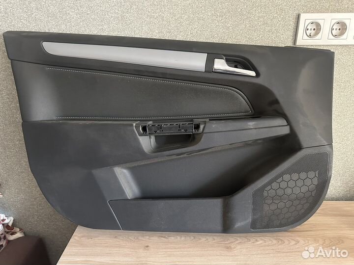 Обшивка передней двери левая на Opel astra H