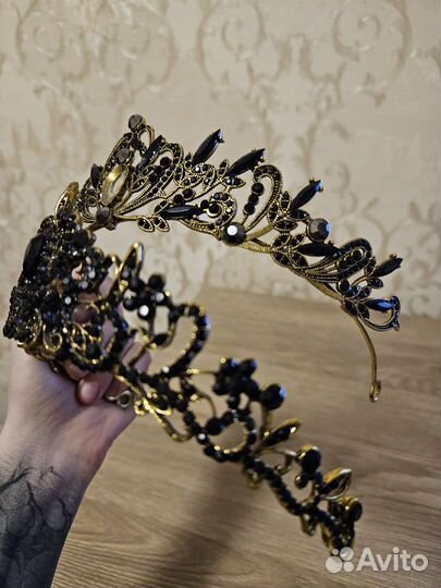 Две тиары(короны) одна с дефектом