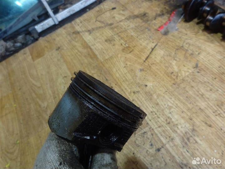 Поршень с шатуном Nissan Primera P10E 1990-1996