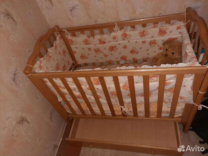 Детская кроватка-маятник с ящиками