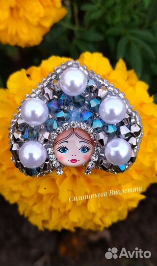 Брошь матрешка