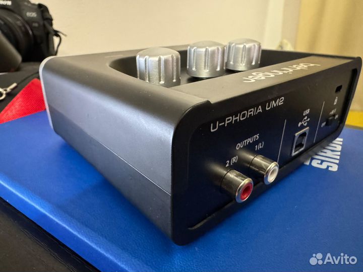 Звуковая карта Behringer U-Phoria UM2